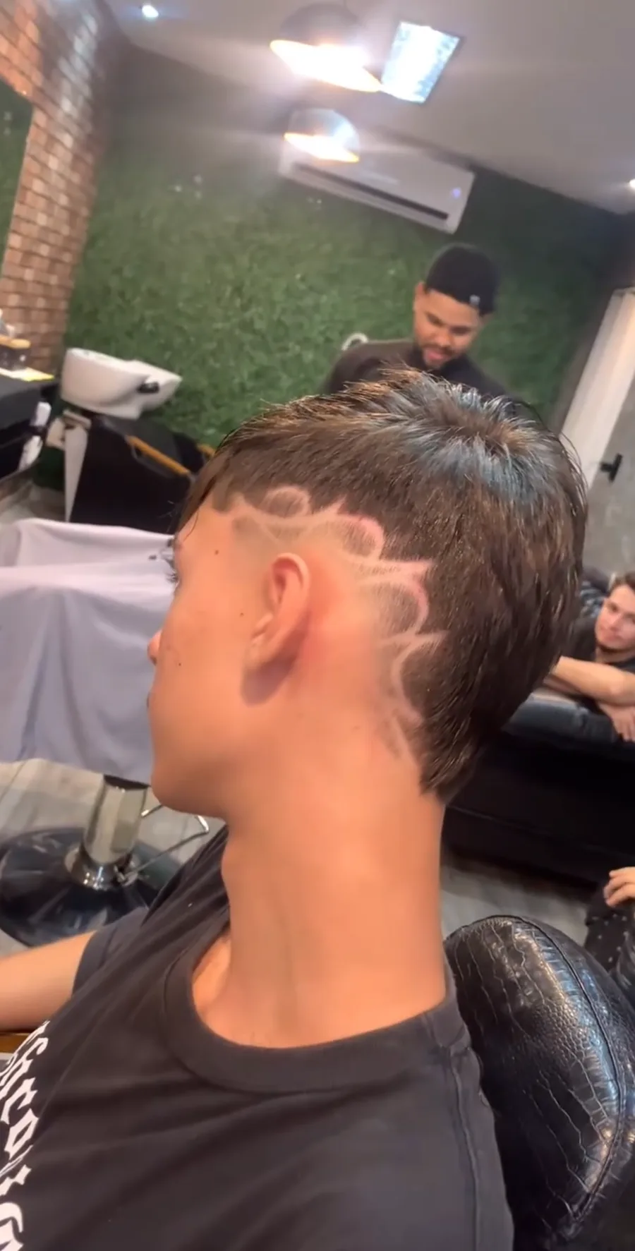 Corte com desenho na lateral e degradê