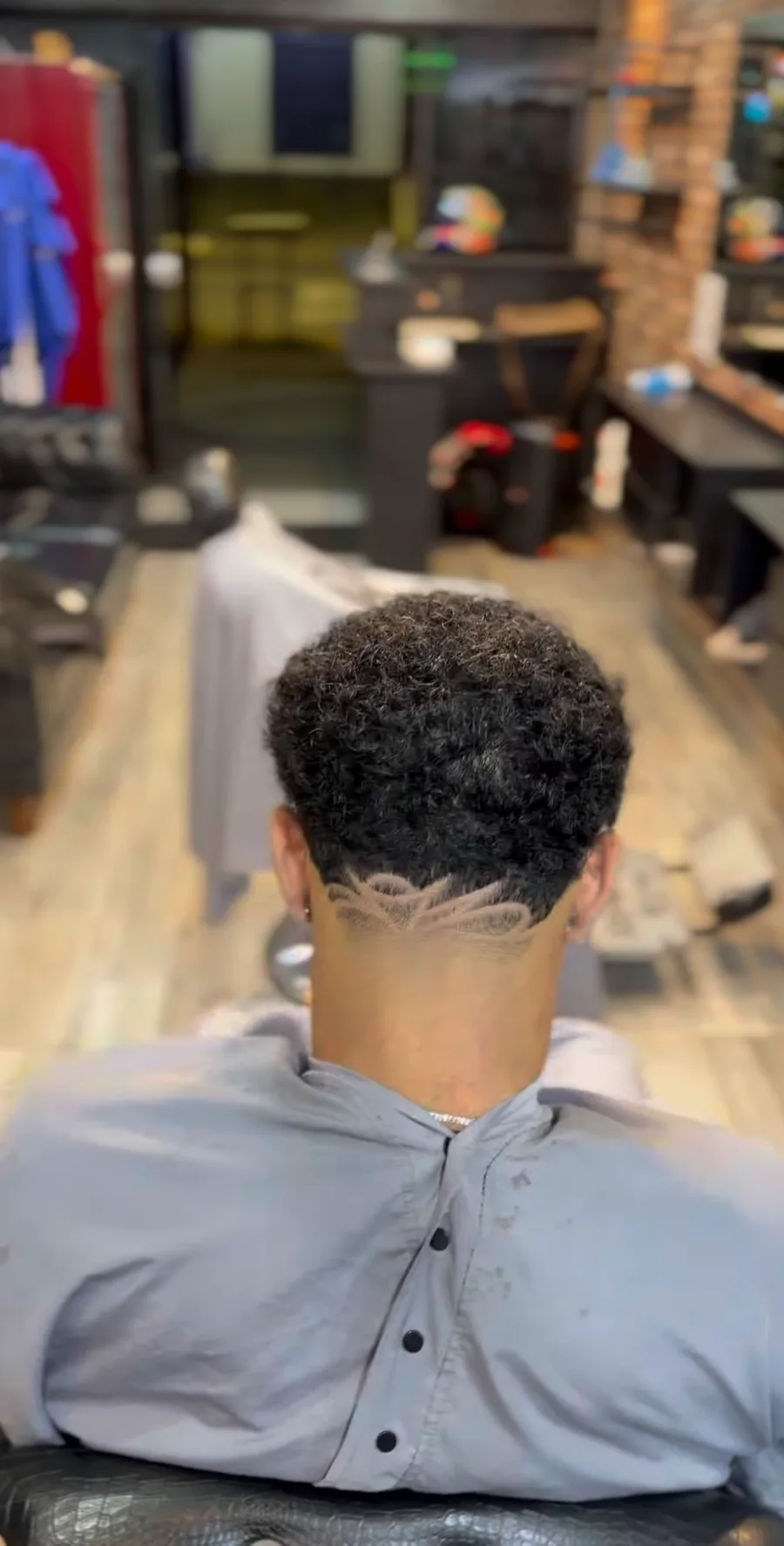 Corte crespo com desenho na nuca