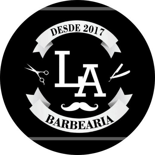 Logo da LA Barbearia: as letras LA com bigode, tesoura e navalha, desde 2017